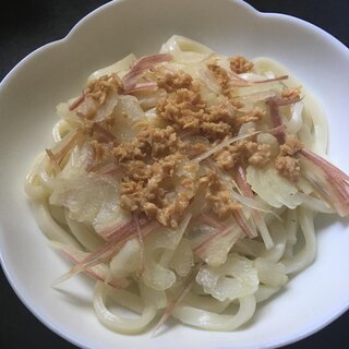 みょうが、セロリ、鮭フレークの釜揚げうどん